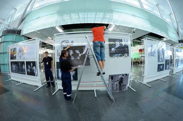 Conjunto Trabalhadores Está Usando Uma Escada Cavalete Aeroporto Boryspil Terminal — Fotografia de Stock