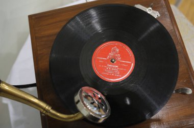SSCB vinil plak setinde gramofon üzerine kurulmuştur..