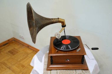 SSCB vinil plak setinde gramofon üzerine kurulmuştur..