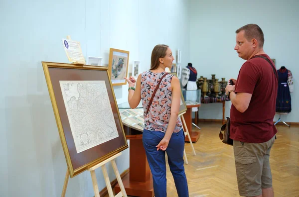 参观展览时 男人和女人都在看一个摆放着文物的摊位 2021年9月5日 乌克兰基辅 — 图库照片