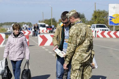 Sınır kapısındaki Ukrayna-Rusya sınırındaki Kalanchak sınır kapısındaki yolcuların pasaportlarını kontrol ediyorum. 20 Eylül 2017. Kalanchak bölgesi, Khersonskaya oblast, Ukrayna