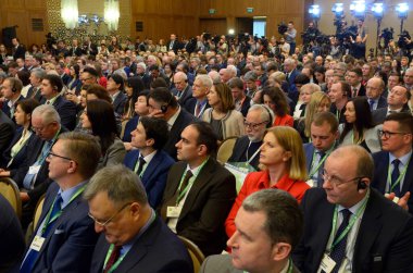 Etkinlik sırasında konferans salonunda oturan pek çok kişi, arka plan üzerinde çalışan kameramanlar. Güvenlik forumu. 20 Nisan 2020. Kyiv, Ukrayna