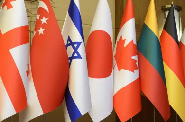 Kamu etkinliği sırasında İsrail, Japonya, Kanada ve Fransa bayrakları duvara yaslandı. 20 Nisan 2020. Kyiv, Ukrayna