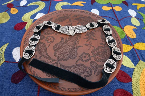 National Crimean Tartar Woman Belt Kushak Put Ceramic Plate Vintage — Stock Photo, Image