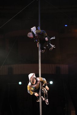 Ukrayna Ulusal Sirki 'nin Pylon sanatçıları pilonun tepesinden düşerek riskli numaralar yapıyorlar, prova yapıyorlar. Circus yönetiminin düzenlediği kitle iletişim için basın turu. 16 Ekim 2017. Kyiv, Ukrayna