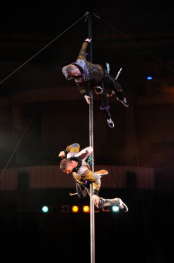 Ukrayna Ulusal Sirki 'nin Pylon sanatçıları pilonun tepesinden düşerek riskli numaralar yapıyorlar, prova yapıyorlar. Circus yönetiminin düzenlediği kitle iletişim için basın turu. 16 Ekim 2017. Kyiv, Ukrayna
