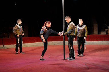 Ukrayna Ulusal Sirki 'nin pilon sanatçıları ringde prova yapmaya hazırlanıyorlar. Circus yönetiminin düzenlediği kitle iletişim için basın turu. 16 Ekim 2017. Kyiv, Ukrayna