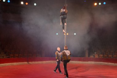 Ukrayna Ulusal Sirki 'nin pilon sanatçıları ringde prova yapmaya hazırlanıyorlar. Circus yönetiminin düzenlediği kitle iletişim için basın turu. 16 Ekim 2017. Kyiv, Ukrayna