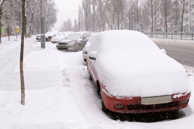 Karla kaplı bir caddeye park edilmiş arabalar. Kar fırtınası, Kyiv, Ukrayna üstüne şehir