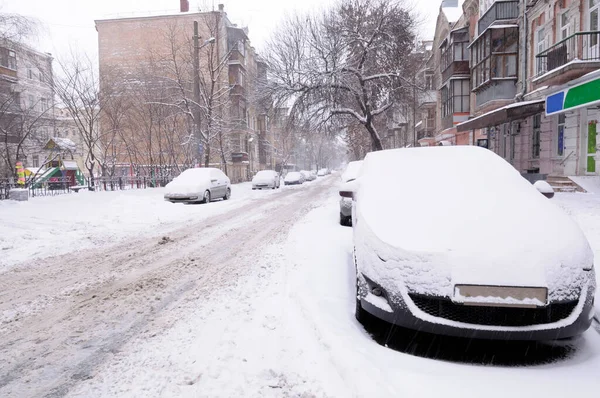 Karla Kaplı Bir Caddeye Park Edilmiş Arabalar Kar Fırtınası Kyiv Telifsiz Stok Imajlar