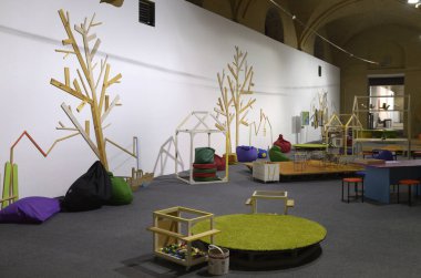 Genç Ukraynalı ressamların çağdaş tabloları ve eserleriyle ayakta duruyor. Sergi, Mystetskyi Arsenal. 29 Eylül 2019. Kyiv, Ukrayna