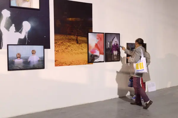 Visitantes Mirando Stand Con Pinturas Modernas Exposición Arsenal Mystetsky Septiembre —  Fotos de Stock