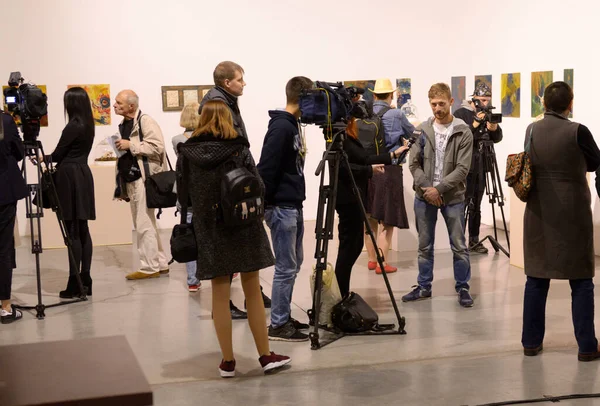 Cámaras Periodistas Tomando Una Entrevista Hombre Visitantes Mirando Pinturas Exposición —  Fotos de Stock