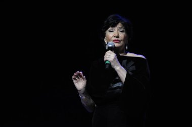 Ünlü Gürcü şarkıcı Nani Bregvadze konser sırasında sahnede şarkı söylüyor. 8 Mart 2016. Kyiv, Ukrayna