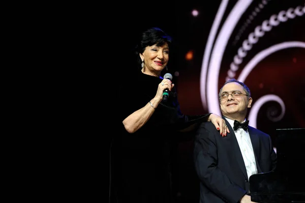 Ünlü Gürcü Şarkıcı Nani Bregvadze Konser Sırasında Sahnede Şarkı Söylüyor — Stok fotoğraf