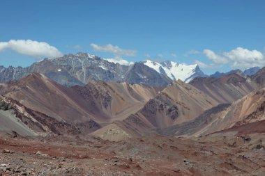 Dağ yamaçları mavi gökyüzü. Park ili Aconcagua, Mendoza Arjantin.