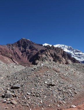 Dağ yamaçları mavi gökyüzü. Park ili Aconcagua, Mendoza Arjantin.