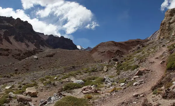 Όρος Τουριστικό Μονοπάτι Και Ξηρό Ρυάκι Διαδρομή Προς Βουνό Aconcagua — Φωτογραφία Αρχείου