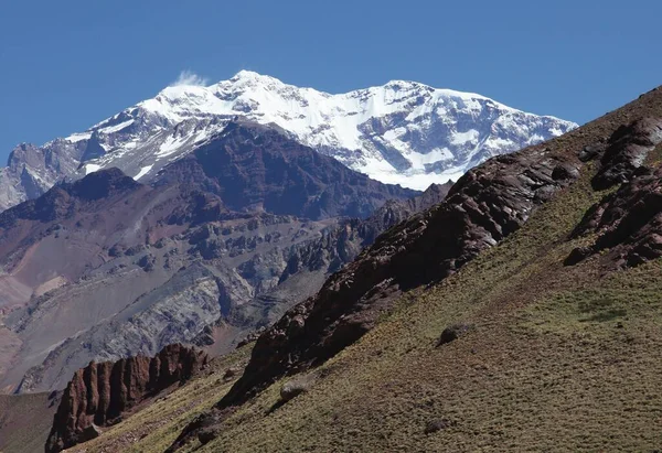 アコンカグア山脈は青空を斜めにしています アルゼンチン メンドーサ — ストック写真