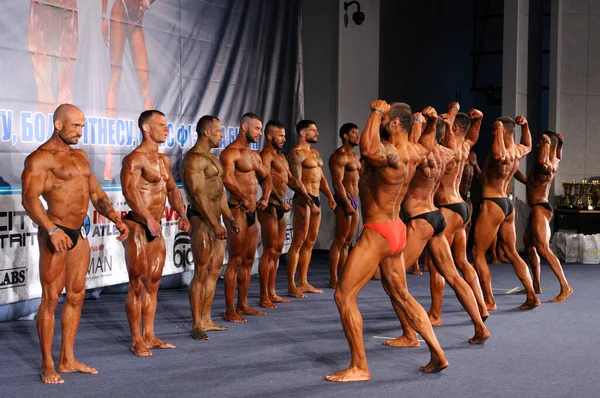 Grupp Muskulösa Män Poserar Podiet Bodybuilding Kiev Mästerskapet Bland Amatörer — Stockfoto