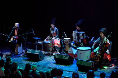 Gece kulübü Atlas 'ta verdiği konserde Ukrayna halk dörtlüsü DakhaBrakha sahne alacak. Mach 3, 2016. Kyiv, Ukrayna.