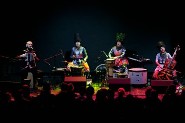 Gece kulübü Atlas 'ta verdiği konserde Ukrayna halk dörtlüsü DakhaBrakha sahne alacak. Mach 3, 2016. Kyiv, Ukrayna.