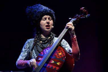 Nina Haretska Ukrayna halk dörtlüsü DakhaBrakha 'nın gece kulübü Atlas' ta verdiği konserde sahneye çıktı. Mach 3, 2016. Kyiv, Ukrayna