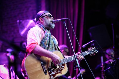 Rus rock şarkıcısı Boris Grebenshchikov ve akvaryum grubu sahnede sahne alıyor. Gece kulübü Karayipler 'deki konser. 4 Nisan 2016. Kyiv, Ukrayna