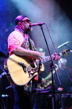 Rus rock şarkıcısı Boris Grebenshchikov ve akvaryum grubu sahnede sahne alıyor. Gece kulübü Karayipler 'deki konser. 4 Nisan 2016. Kyiv, Ukrayna