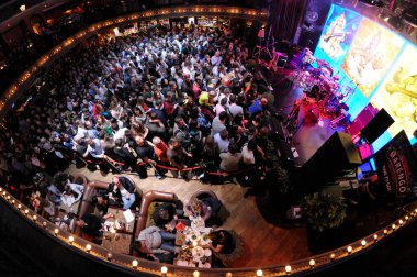 Bir sürü insan gece kulübü Karayipler 'de parti için toplandı. 4 Nisan 2016. Kyiv, Ukrayna