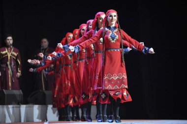 Ünlü Gürcü dans grubu Rustavi sanatçıları sahnede sahne alıyor. Kyiv 'deki konser. 8 Mart 2016. Kyiv, Ukrayna