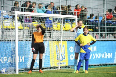 Kız kaleci bir futbol kalesinin önünde işini yapıyor. Futbol Kızları Ukrayna Kupası EmPower Girl, son oyun anları. 11 Ekim 2017. Kiev, Ukrayna