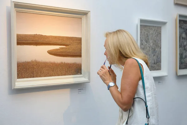 Νεαρή Γυναίκα Επισκέπτης Κοιτάζοντας Ζωγραφική Του Διάσημου Ουκρανού Ζωγράφου Ιβάν — Φωτογραφία Αρχείου