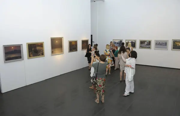Eine Besuchergruppe Betrachtet Das Gemälde Des Berühmten Ukrainischen Malers Ivan — Stockfoto