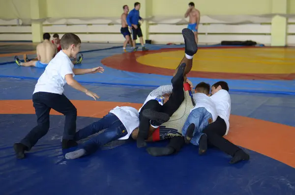 Grupo Niños Pequeños Luchando Con Hombre Luchador Adulto Atacándolo Tonteando —  Fotos de Stock