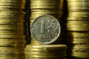 Bir ruble (Rusya 'nın para birimi) madeni para yığınlarının önüne konur, makro