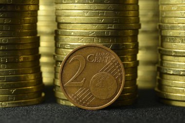 Bozuk para yığınlarının önüne kenarda duran iki avro sent..