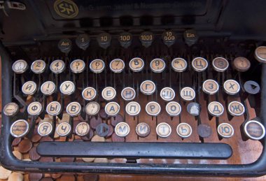 Alman Seidel ve Naumann şirketi tarafından yapılmış eski bir daktilonun anahtarları. 1 Eylül 2022. Ukrayna 'nın Khotiv köyü