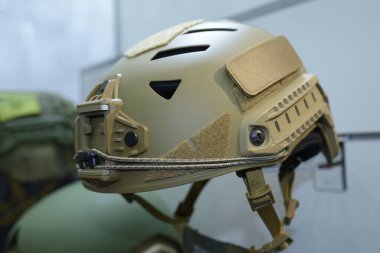 Ordu anti-titreşim askeri miğferi silah dükkanının tezgahına yerleştirildi.