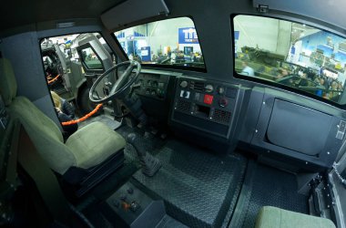 Yeni Ukrayna zırhlı personel taşıyıcısı Otaman 2 'nin içi. Direksiyon, torpido, koltuklar. Silah ve Güvenlik Sergisi. 08 Ekim 2019. Kiev, Ukrayna