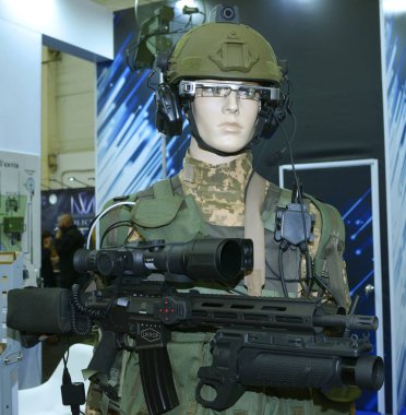 Ukraynalı asker, makineli tüfek, ordu anti-titreşim askeri kaskı ve kameralı yeni ekipmanın bir parçası. 08 Ekim 2019. Kiev, Ukrayna