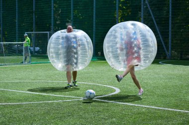Balon futbol oynuyorum. Futbol sahasında futbol oynayan insanlar. 12 Ağustos 2019. Kiev, Ukrayna