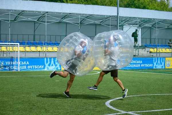 Jugando Fútbol Burbujas Gente Pateando Fútbol Campo Fútbol Agosto 2019 Fotos de stock