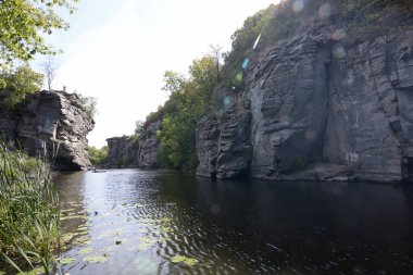 Kayaların ve Ukrayna 'nın Buksky Kanyonu' nun manzarası.