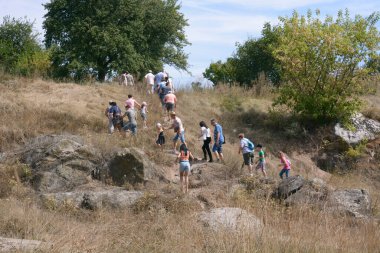 Bir grup turist bir tepeye tırmanıyor. Buksky Kanyonu. 27 Ağustos 2019. Çerkaskaya oblast, Ukrayna