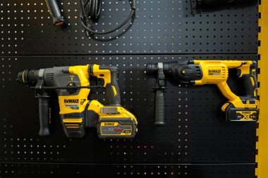 Taşınabilir elektrikli tornavida, matkap tezgahta, DeWALT. 19 Kasım 2019. Kiev, Ukrayna