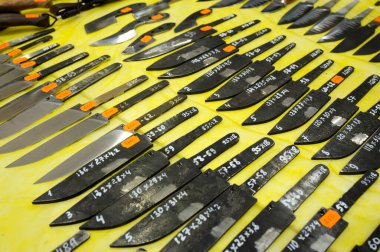 Metal koğuşlar, bıçaklar, masaya yerleştirilmiş. 28 Eylül 2019. Kiev Ukrayna