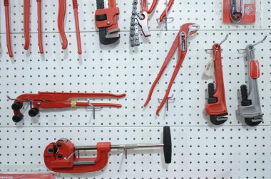 Hijyenik malzeme: Rothenberger tarafından yapılan boru keskisi ve kerpeten tezgahta sunuldu. Sergi Endüstriyel Ukrayna. 6 Kasım 2019 Kiev, Ukrayna