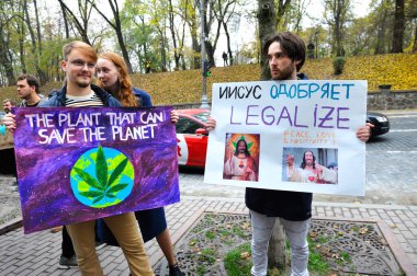 Bakanlar Kurulu 'nun yanında elinde broşür tutan bir grup aktivist tıbbi marihuananın yasallaştırılmasını talep ediyor. Kenevir Marşı. 26 Ekim 2019. Kyiv, Ukrayna