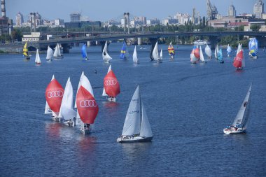 Dinyeper nehri manzarası ve suda yüzen yatlar. 24 Ağustos 2019. Kiev, Ukrayna